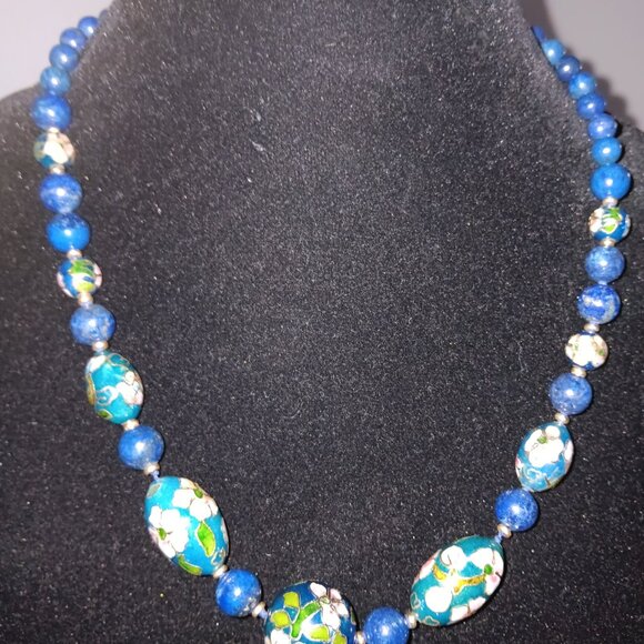This gorgeous 333k yellow gold and lapis cloisonne necklace is in fantastic cond - Picture 2 of 6